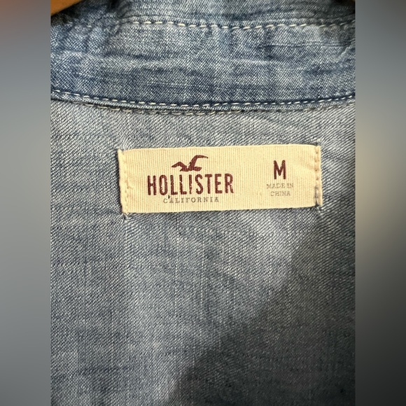 Hollister Cotton Blend Long Sleeve Button Down Denim Top Size Medium - Picture 3 of 6